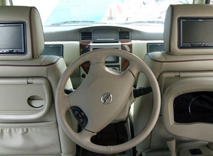 Người lái là người ngồi trước hay ngồi sau? - 8 Bảng đồng hồ chính được bê nguyên xi ra đằng sau, nằm phía trên hộp số